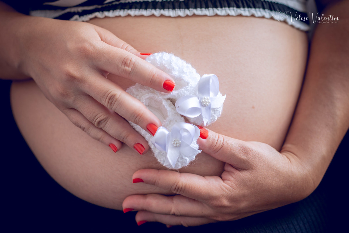 ensaio gestanteao ar livre em casa lifestyle espontâneo book gestante foto de grávida Veloso Valentim fotografia afetiva Brasília DF fotógrafo duas mães muito amor