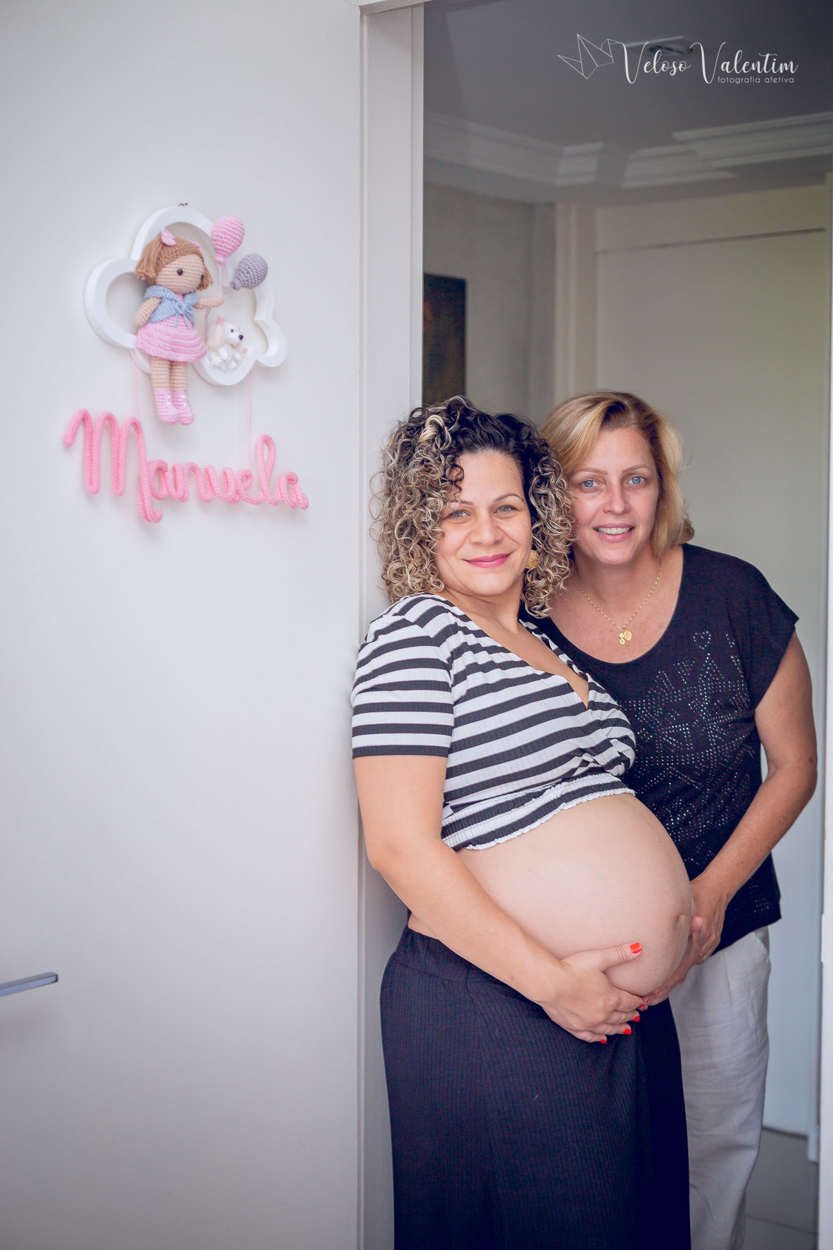 ensaio gestanteao ar livre em casa lifestyle espontâneo book gestante foto de grávida Veloso Valentim fotografia afetiva Brasília DF fotógrafo duas mães muito amor porta da maternidade