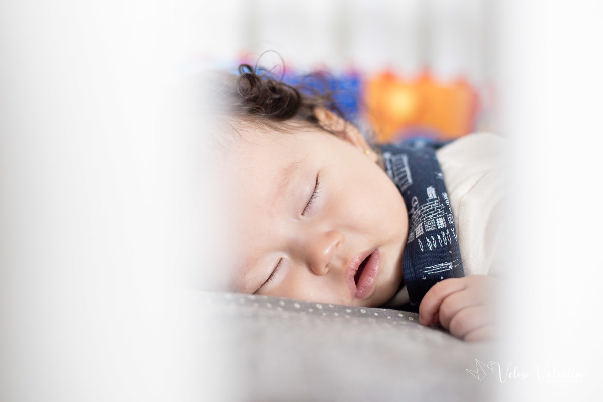 ensaio acompanhamento do primeiro ano do bebê Laura 6 meses em casa com a família  introdução alimentar Brasília DF bebê dormindo no berço irmãos