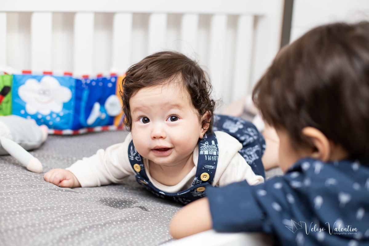 ensaio acompanhamento do primeiro ano do bebê Laura 6 meses em casa com a família  introdução alimentar Brasília DF irmãos