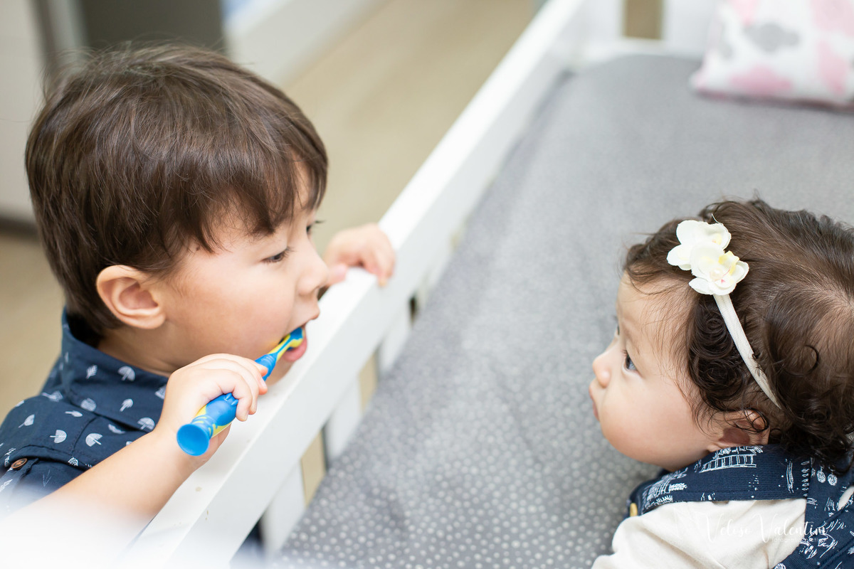 ensaio acompanhamento do primeiro ano do bebê Laura 6 meses em casa com a família  introdução alimentar Brasília DF irmãos