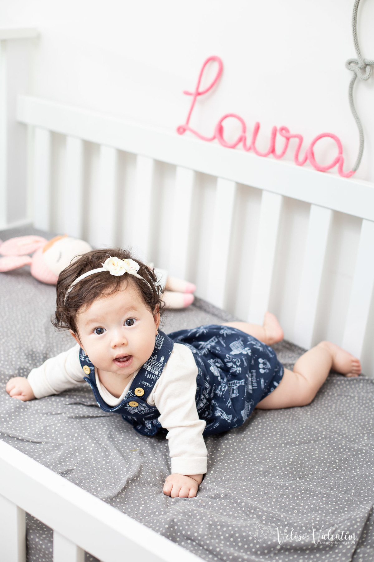 ensaio acompanhamento do primeiro ano do bebê Laura 6 meses em casa com a família  introdução alimentar Brasília DF irmãos