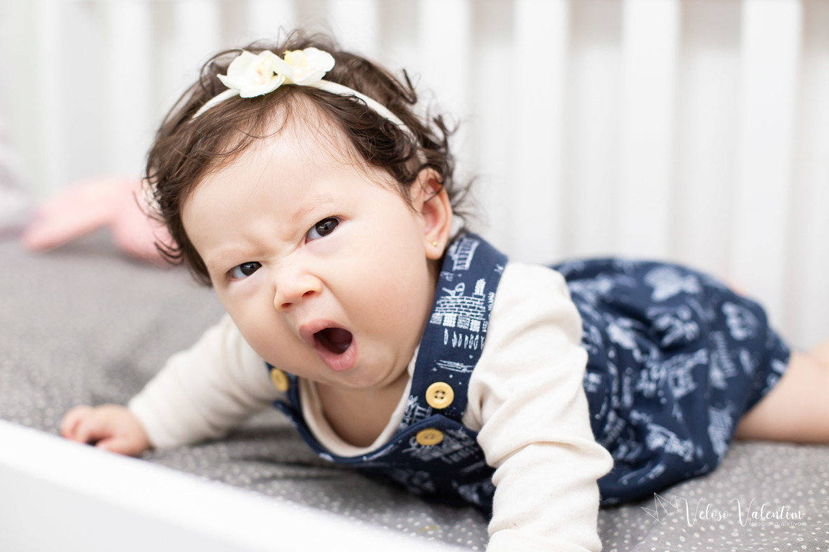 ensaio acompanhamento do primeiro ano do bebê Laura 6 meses em casa com a família  introdução alimentar Brasília DF irmãos bebê bocejando