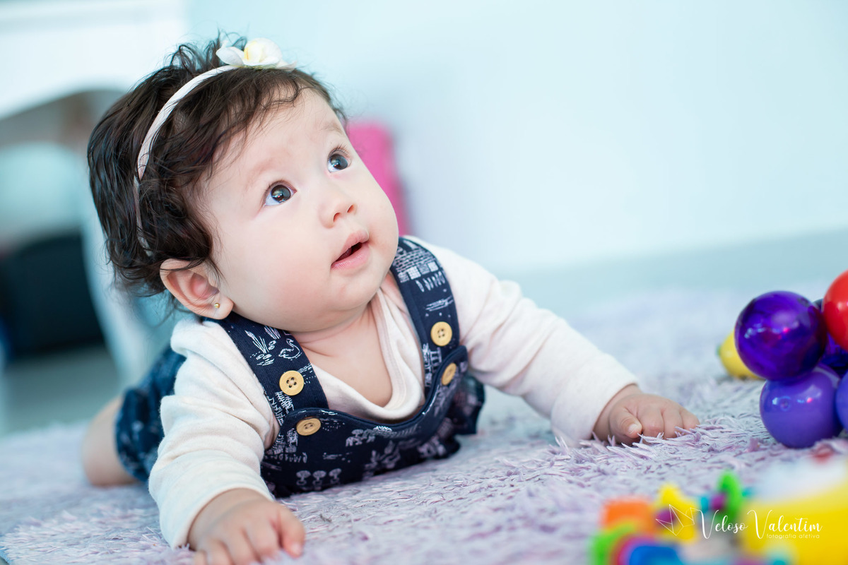 ensaio acompanhamento do primeiro ano do bebê Laura 6 meses em casa com a família  introdução alimentar Brasília DF irmãos bebê de bruços tommy time