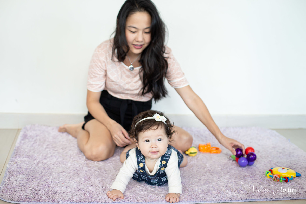 ensaio acompanhamento do primeiro ano do bebê Laura 6 meses em casa com a família  introdução alimentar Brasília DF irmãos