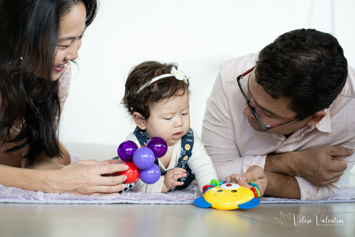 ensaio acompanhamento do primeiro ano do bebê Laura 6 meses em casa com a família  introdução alimentar Brasília DF irmãos pais