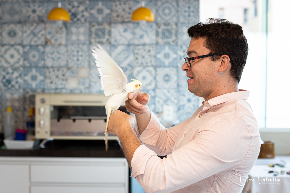 ensaio acompanhamento do primeiro ano do bebê Laura 6 meses em casa com a família  introdução alimentar Brasília DF irmãos