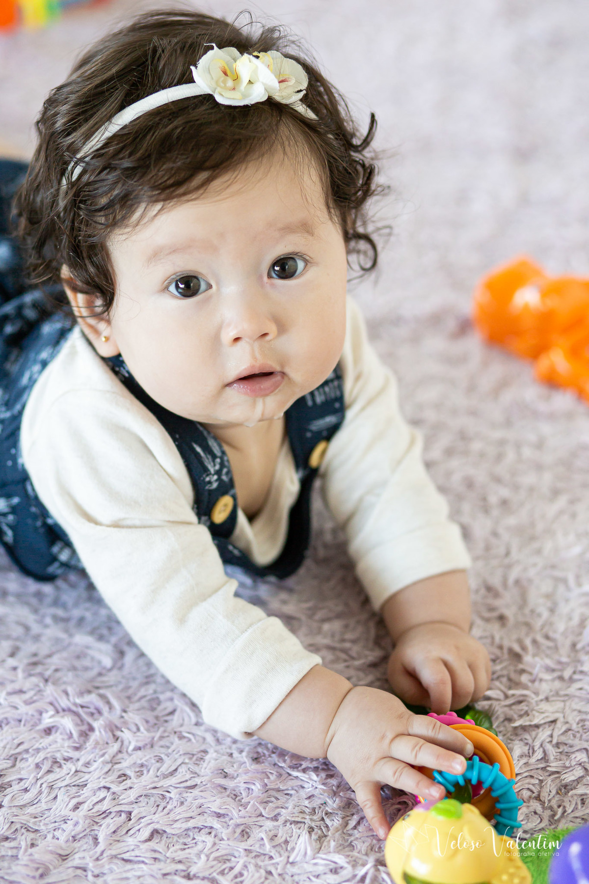 ensaio acompanhamento do primeiro ano do bebê Laura 6 meses em casa com a família  introdução alimentar Brasília DF irmãos