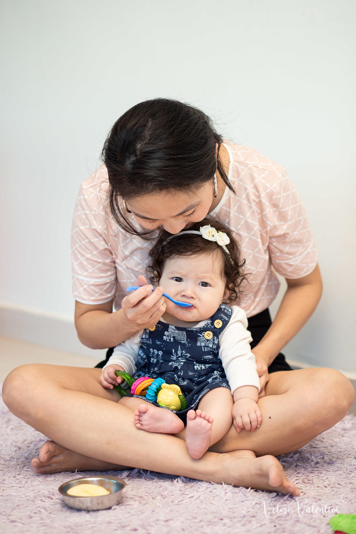 ensaio acompanhamento do primeiro ano do bebê Laura 6 meses em casa com a família  introdução alimentar Brasília DF irmãos