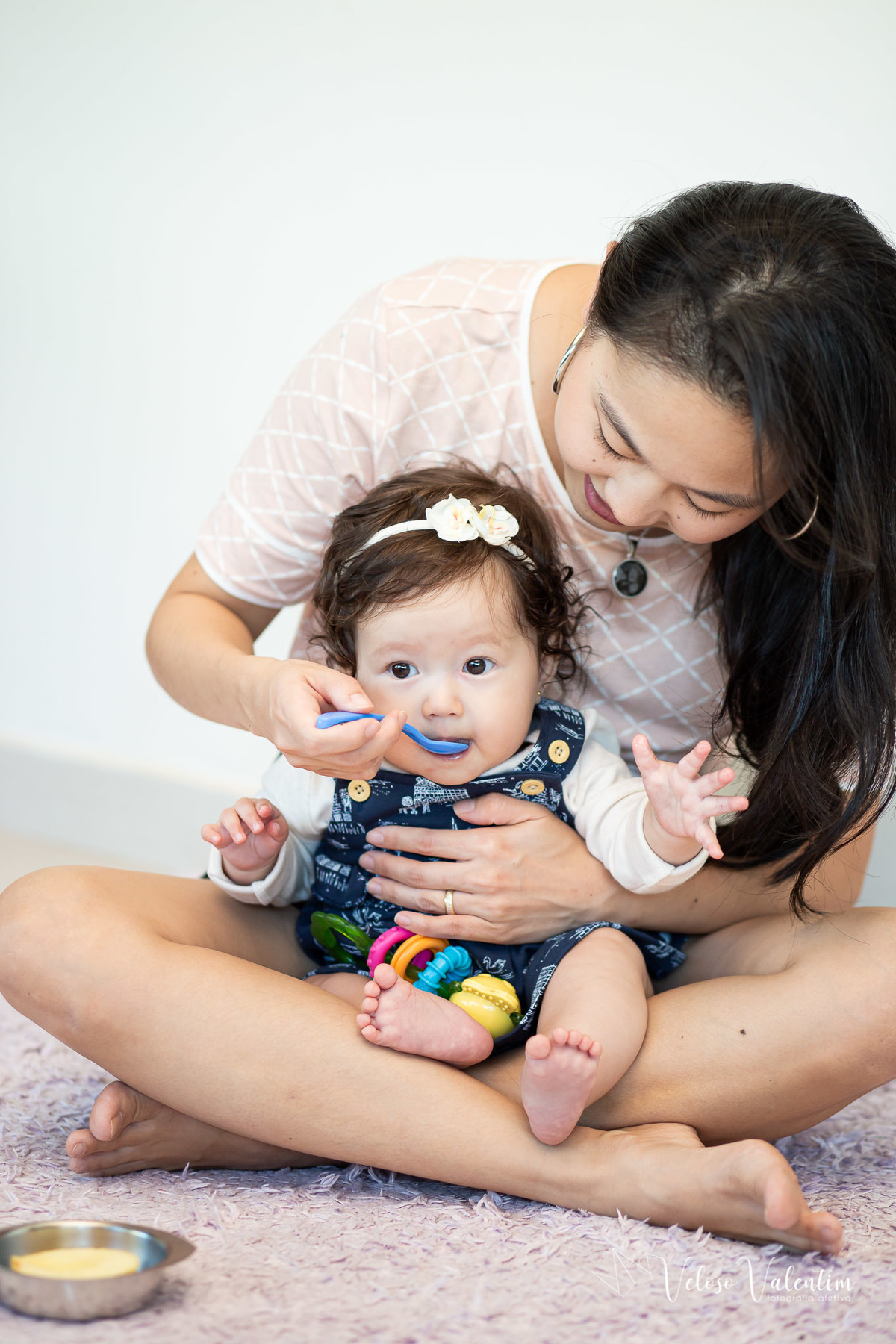 ensaio acompanhamento do primeiro ano do bebê Laura 6 meses em casa com a família  introdução alimentar Brasília DF irmãos