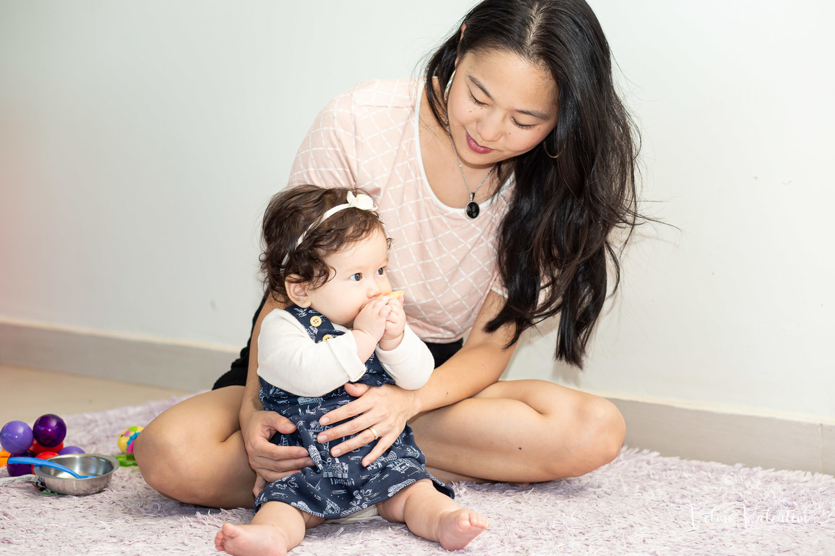 ensaio acompanhamento do primeiro ano do bebê Laura 6 meses em casa com a família  introdução alimentar Brasília DF irmãos