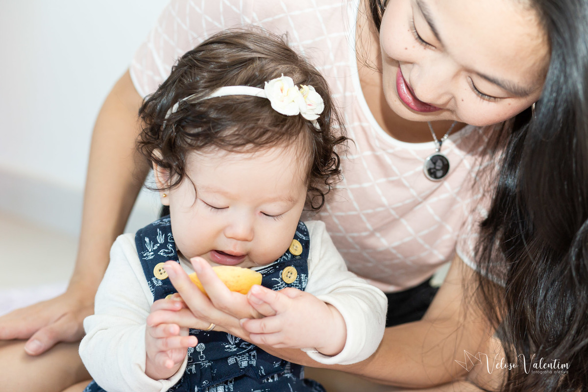 ensaio acompanhamento do primeiro ano do bebê Laura 6 meses em casa com a família  introdução alimentar Brasília DF irmãos