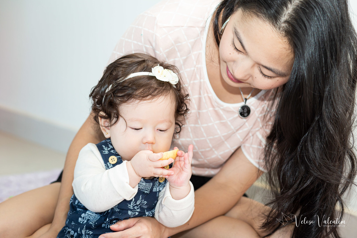 ensaio acompanhamento do primeiro ano do bebê Laura 6 meses em casa com a família  introdução alimentar Brasília DF irmãos