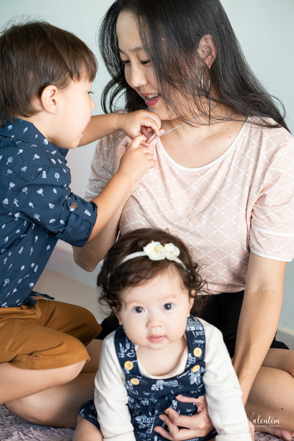 ensaio acompanhamento do primeiro ano do bebê Laura 6 meses em casa com a família  introdução alimentar Brasília DF irmãos