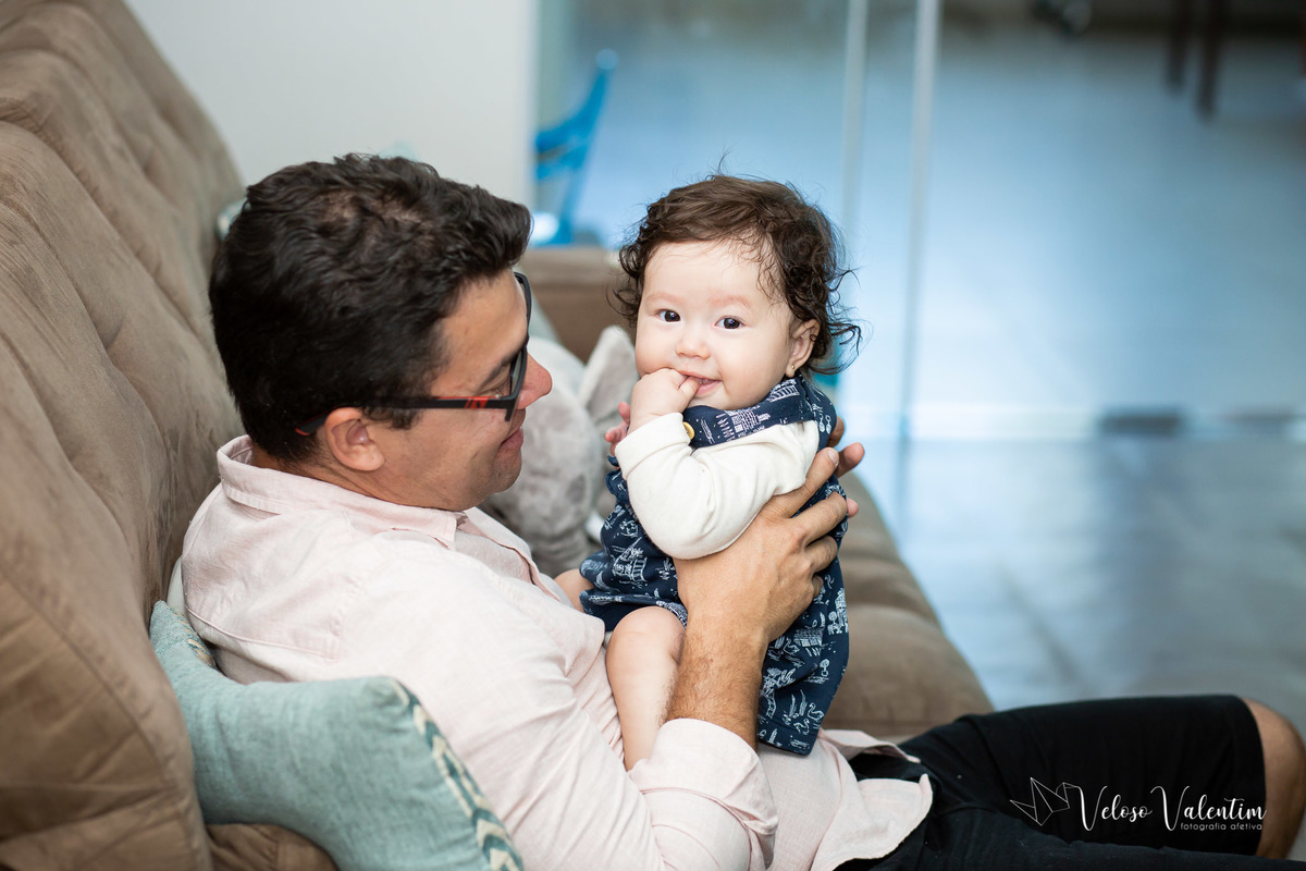 ensaio acompanhamento do primeiro ano do bebê Laura 6 meses em casa com a família  introdução alimentar Brasília DF irmãos