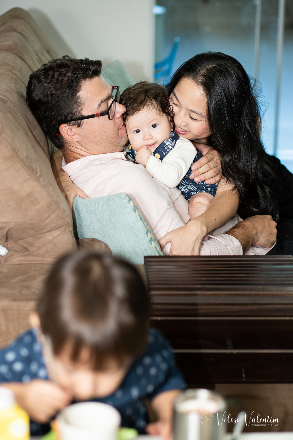 ensaio acompanhamento do primeiro ano do bebê Laura 6 meses em casa com a família  introdução alimentar Brasília DF irmãos