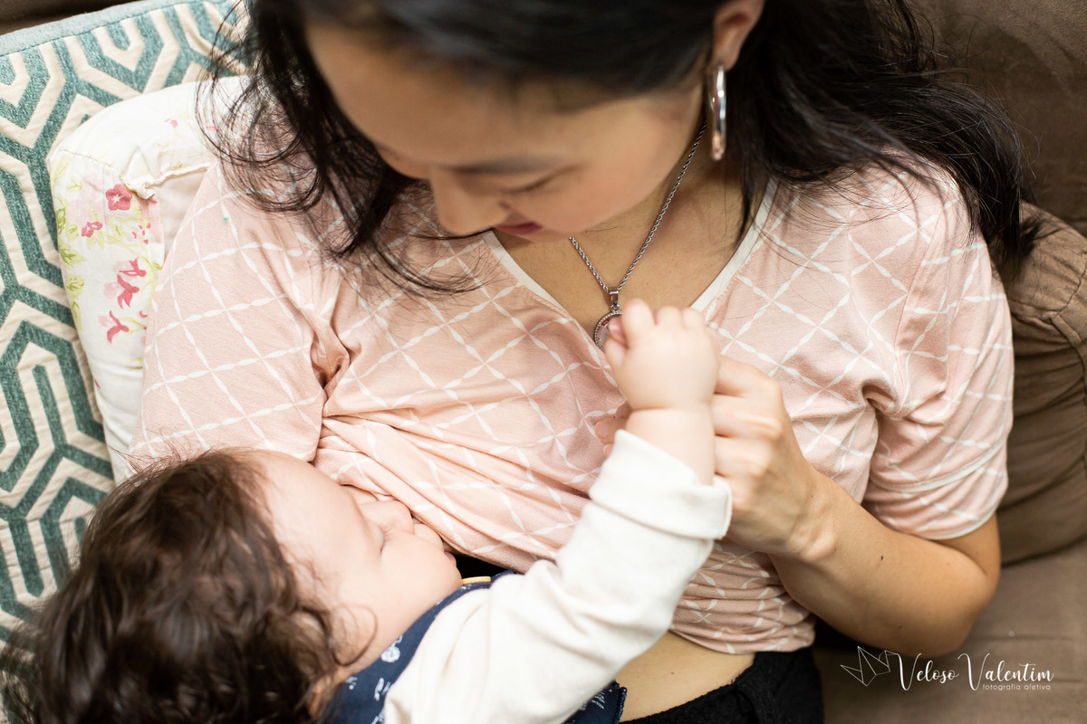 ensaio acompanhamento do primeiro ano do bebê Laura 6 meses em casa com a família  introdução alimentar Brasília DF irmãos amamentação