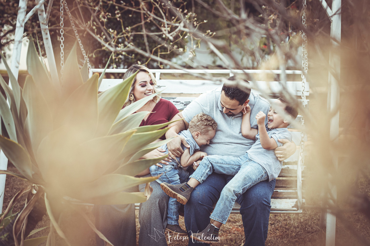 ensaio gestante ao ar livre em casa lifestyle espontâneo book gestante foto de grávida Veloso Valentim fotografia afetiva Brasília DF fotógrafo família