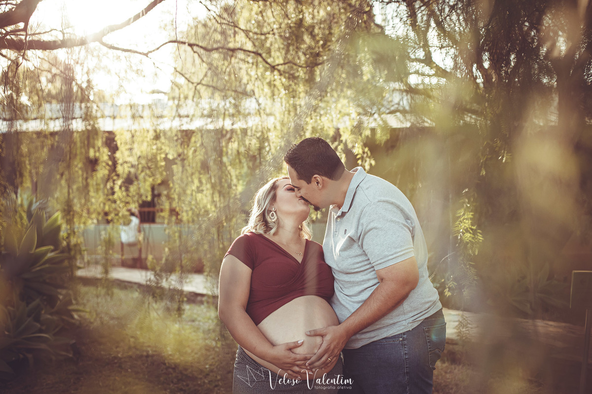 ensaio gestante ao ar livre em casa lifestyle espontâneo book gestante foto de grávida Veloso Valentim fotografia afetiva Brasília DF fotógrafo família
