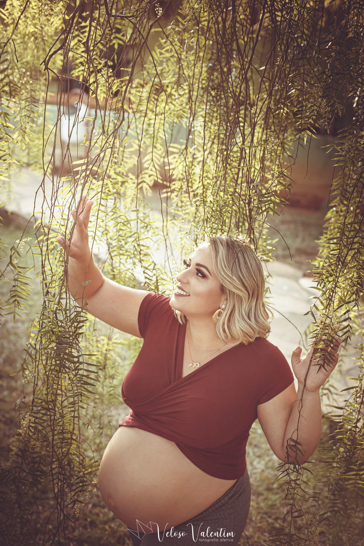 ensaio gestante ao ar livre em casa lifestyle espontâneo book gestante foto de grávida Veloso Valentim fotografia afetiva Brasília DF fotógrafo família por do sol