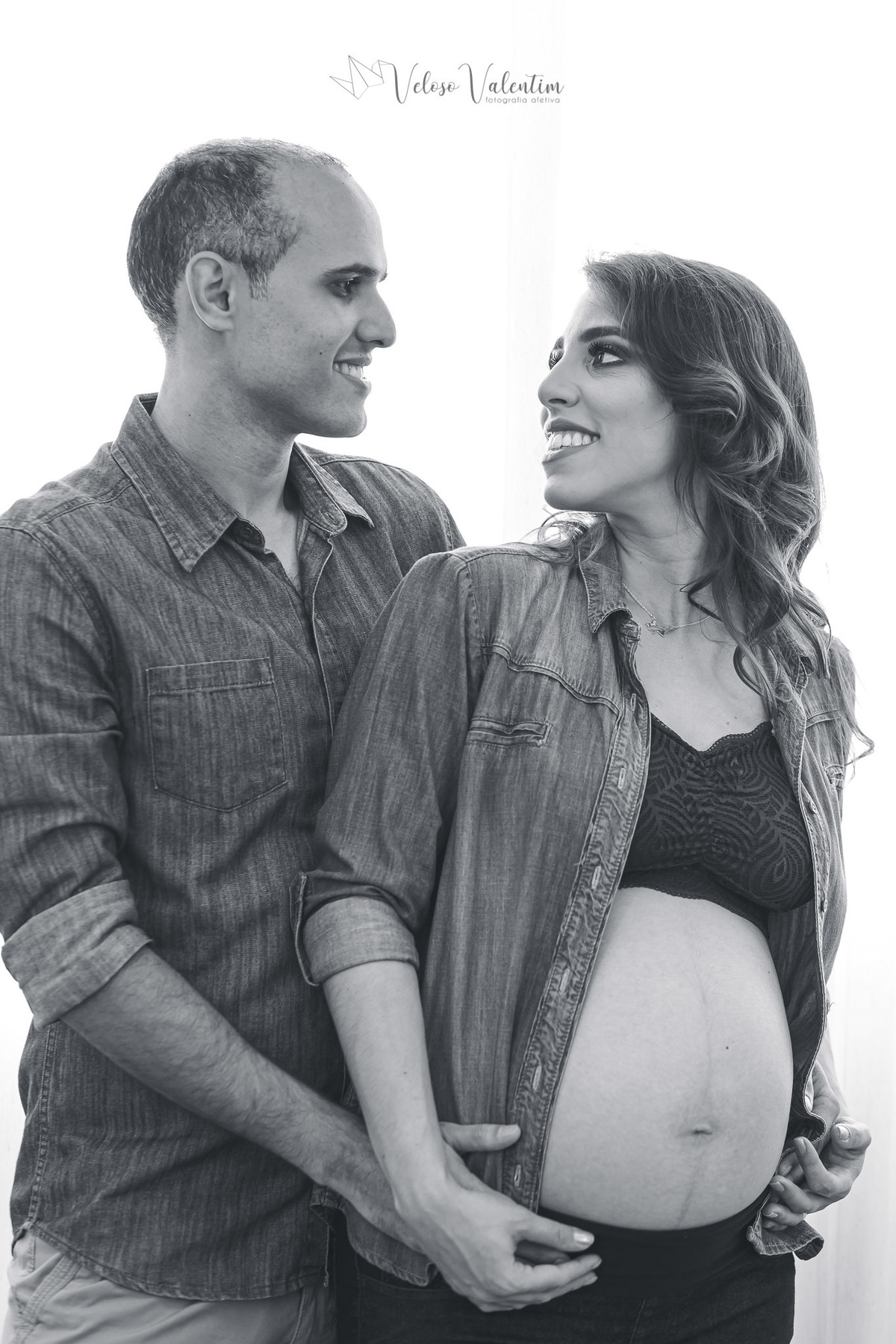 ensaio gestante ao ar livre em casa lifestyle espontâneo book gestante foto de grávida Veloso Valentim fotografia afetiva Brasília DF fotógrafo