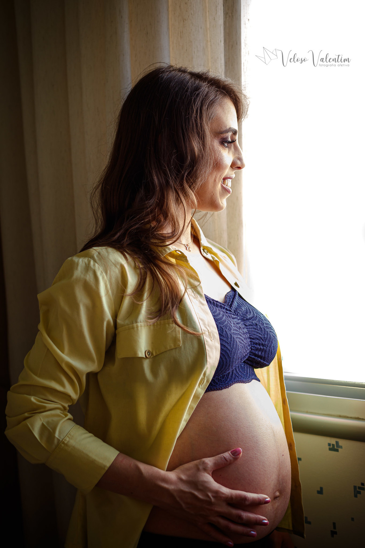 ensaio gestante ao ar livre em casa lifestyle espontâneo book gestante foto de grávida Veloso Valentim fotografia afetiva Brasília DF fotógrafo