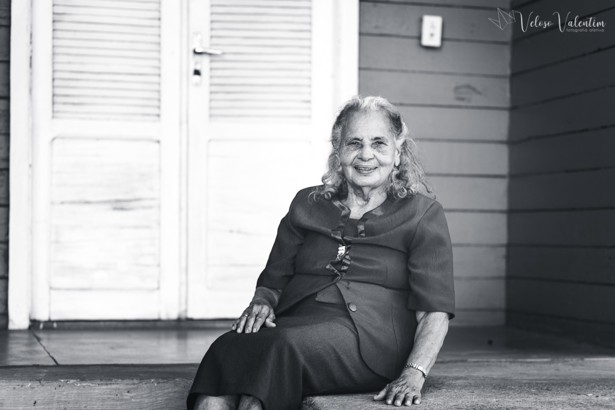 ensaio família book família ensaio terceira idade fotografia avós vovó avó avôs ensaio idosa 80 anos 90 anos Brasília DF museu da memória candanga fotografia lifestyle cotidiano ao ar livre veloso valentim