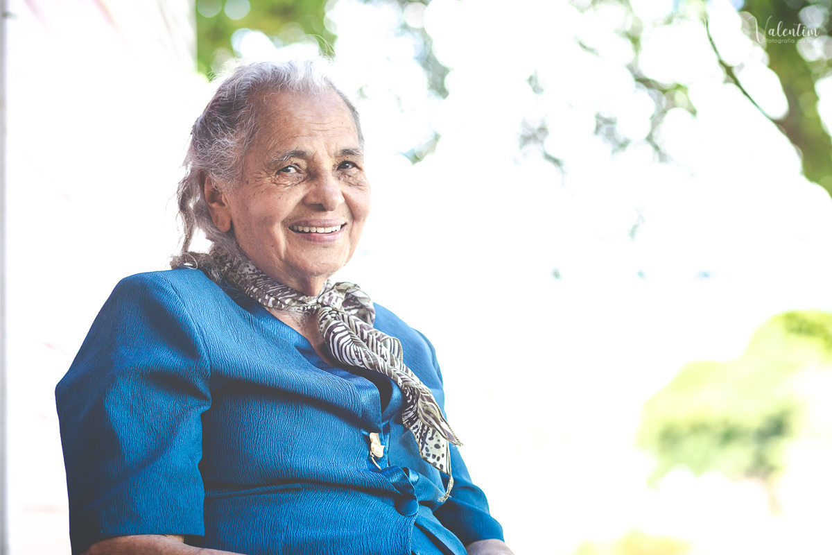 ensaio família book família ensaio terceira idade fotografia avós vovó avó avôs ensaio idosa 80 anos 90 anos Brasília DF museu da memória candanga fotografia lifestyle cotidiano ao ar livre veloso valentim