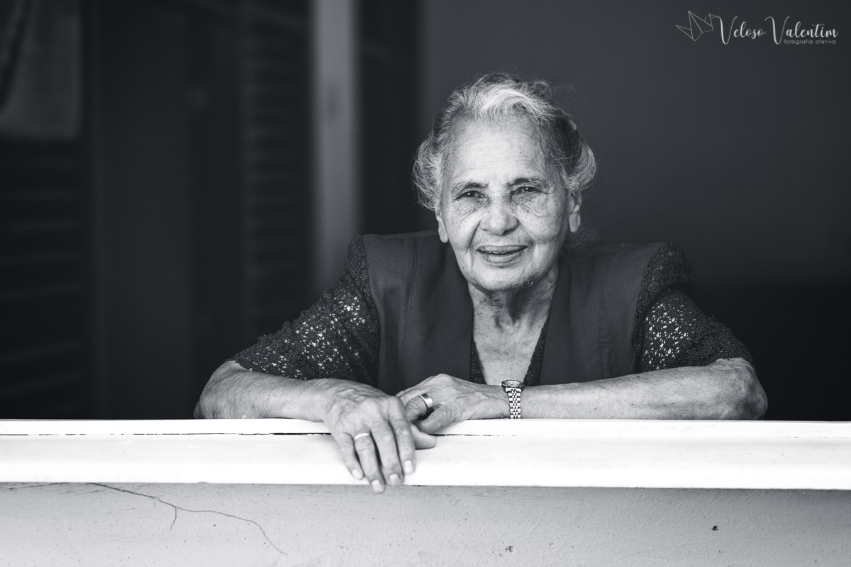 ensaio família book família ensaio terceira idade fotografia avós vovó avó avôs ensaio idosa 80 anos 90 anos Brasília DF museu da memória candanga fotografia lifestyle cotidiano ao ar livre veloso valentim