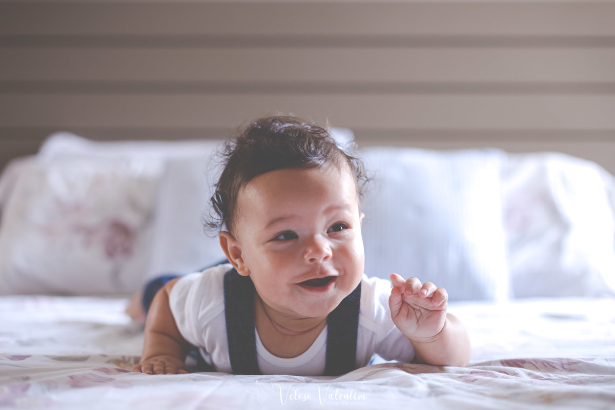 ensaio acompanhamento do primeiro ano do bebê Levi 5 meses em casa com a família Brasília DF avós tummy time