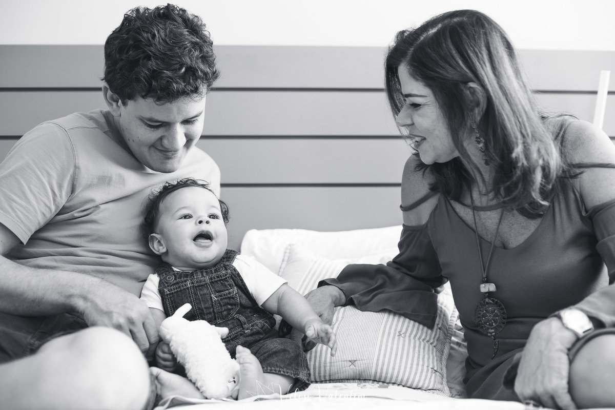 ensaio acompanhamento do primeiro ano do bebê Levi 5 meses em casa com a família Brasília DF avós preto e branco 