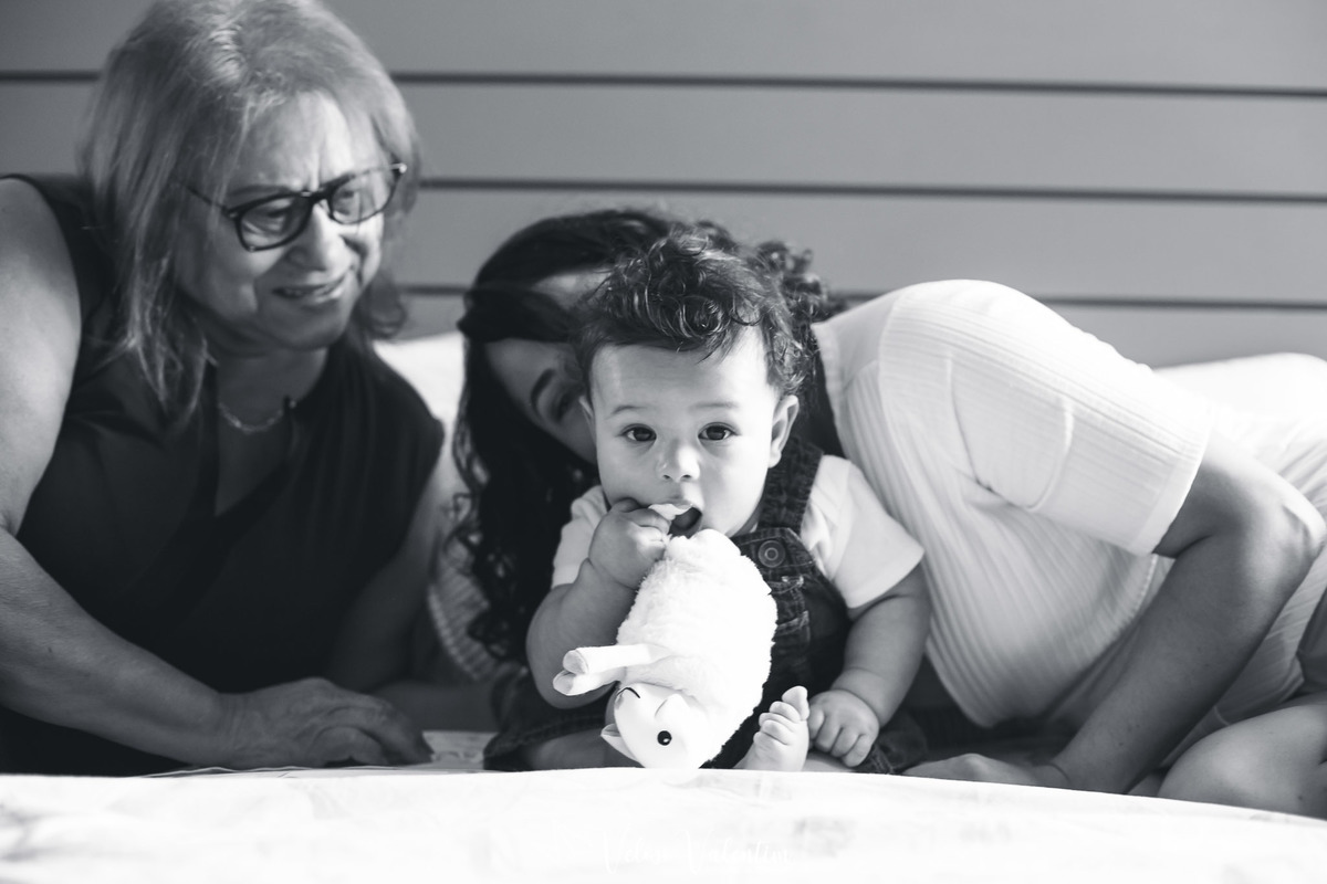 ensaio acompanhamento do primeiro ano do bebê Levi 5 meses em casa com a família Brasília DF avós preto e branco 