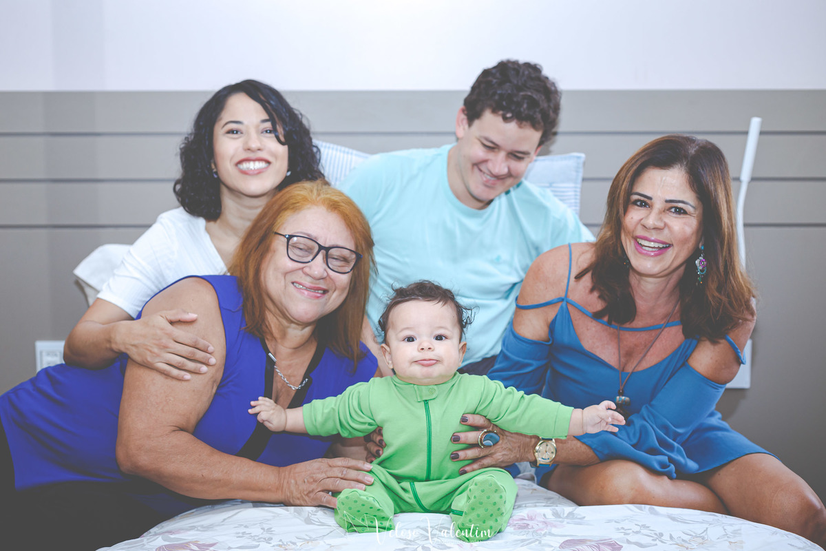 ensaio acompanhamento do primeiro ano do bebê Levi 5 meses em casa com a família Brasília DF avós 