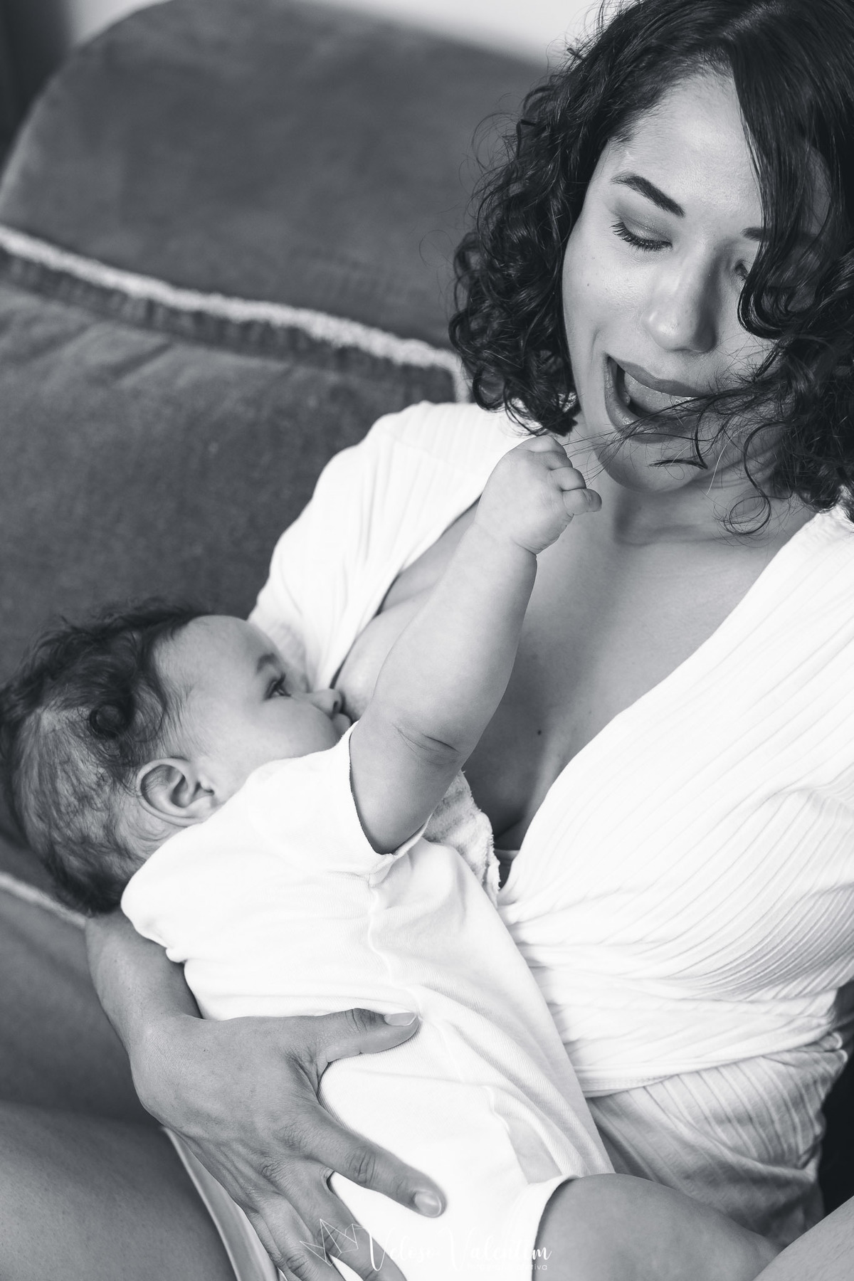 ensaio acompanhamento do primeiro ano do bebê Levi 5 meses em casa com a família Brasília DF avós amamentação preto e branco