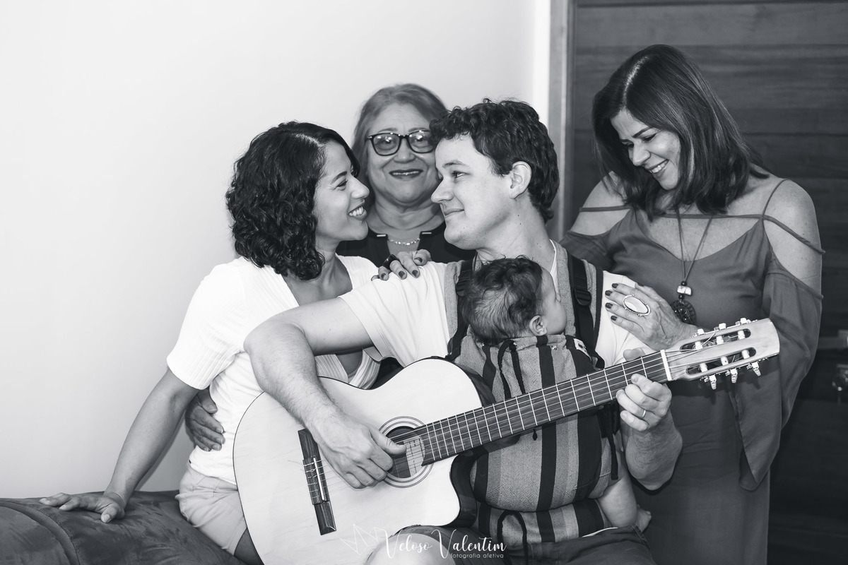 ensaio acompanhamento do primeiro ano do bebê Levi 5 meses em casa com a família Brasília DF avós papai e mamãe tocando violão preto e branco