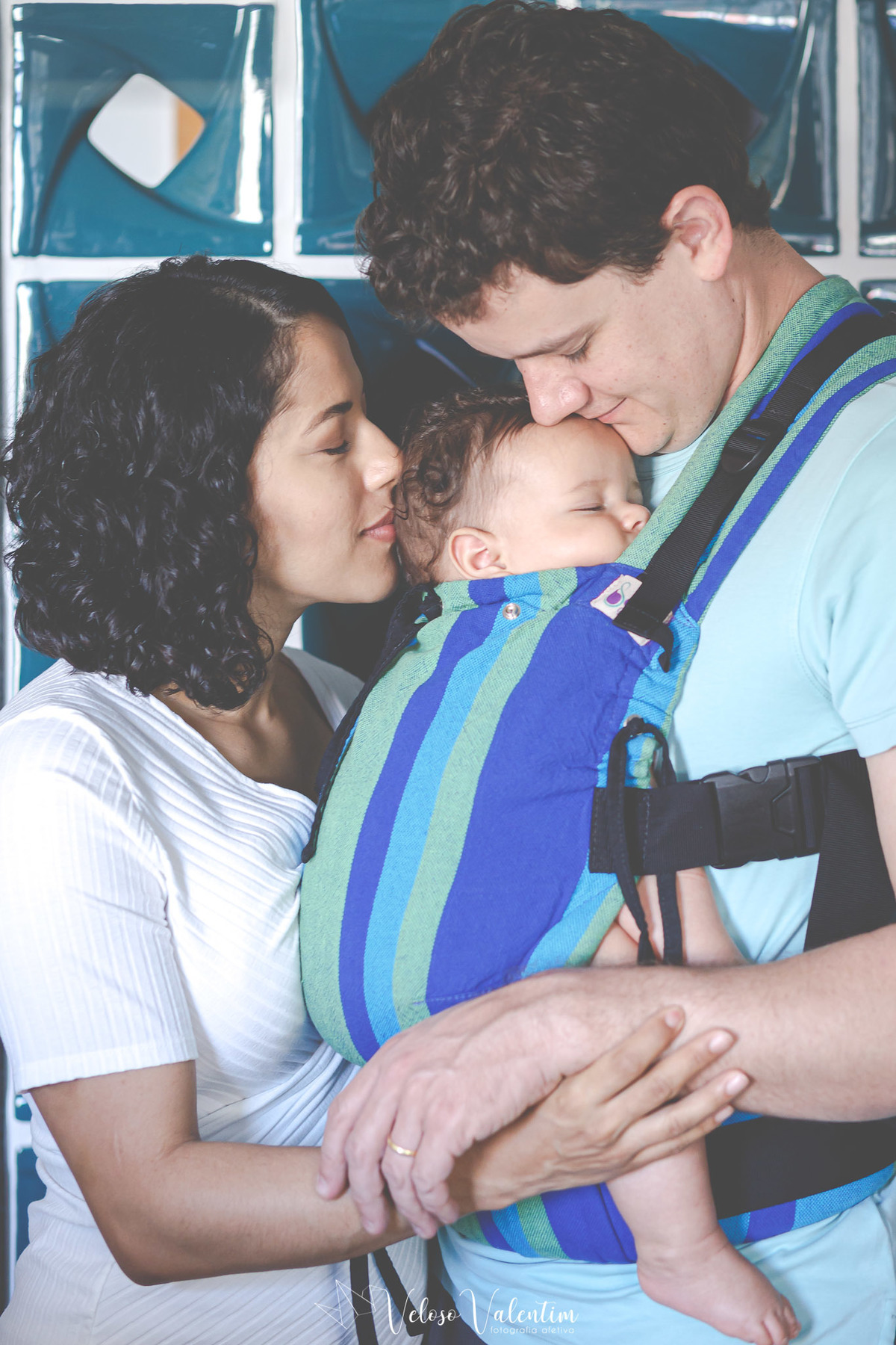 ensaio acompanhamento do primeiro ano do bebê Levi 5 meses em casa com a família Brasília DF avós papai e mamãe sling meitai
