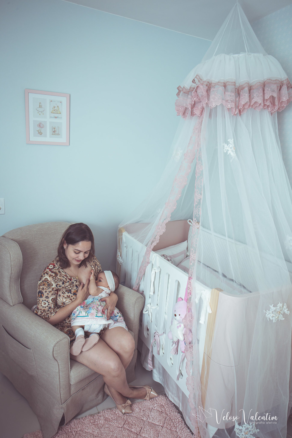 ensaio família em casa bebê irmão mais velho apartamento fotografia de família book família Brasília DF avós papai e mamãe amamentação quartinho do bebê