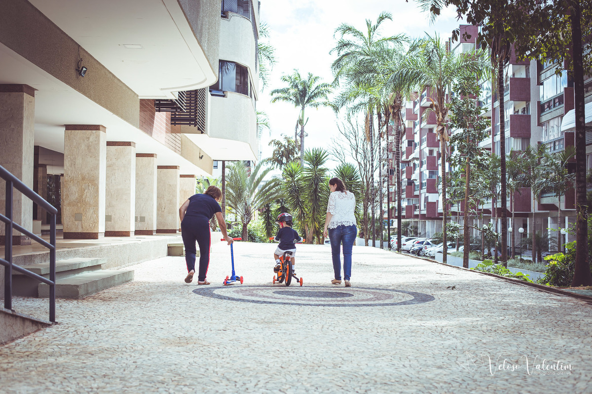 ensaio família em casa bebê irmão mais velho apartamento fotografia de família book família Brasília DF avós papai e mamãe bicicleta plano piloto 