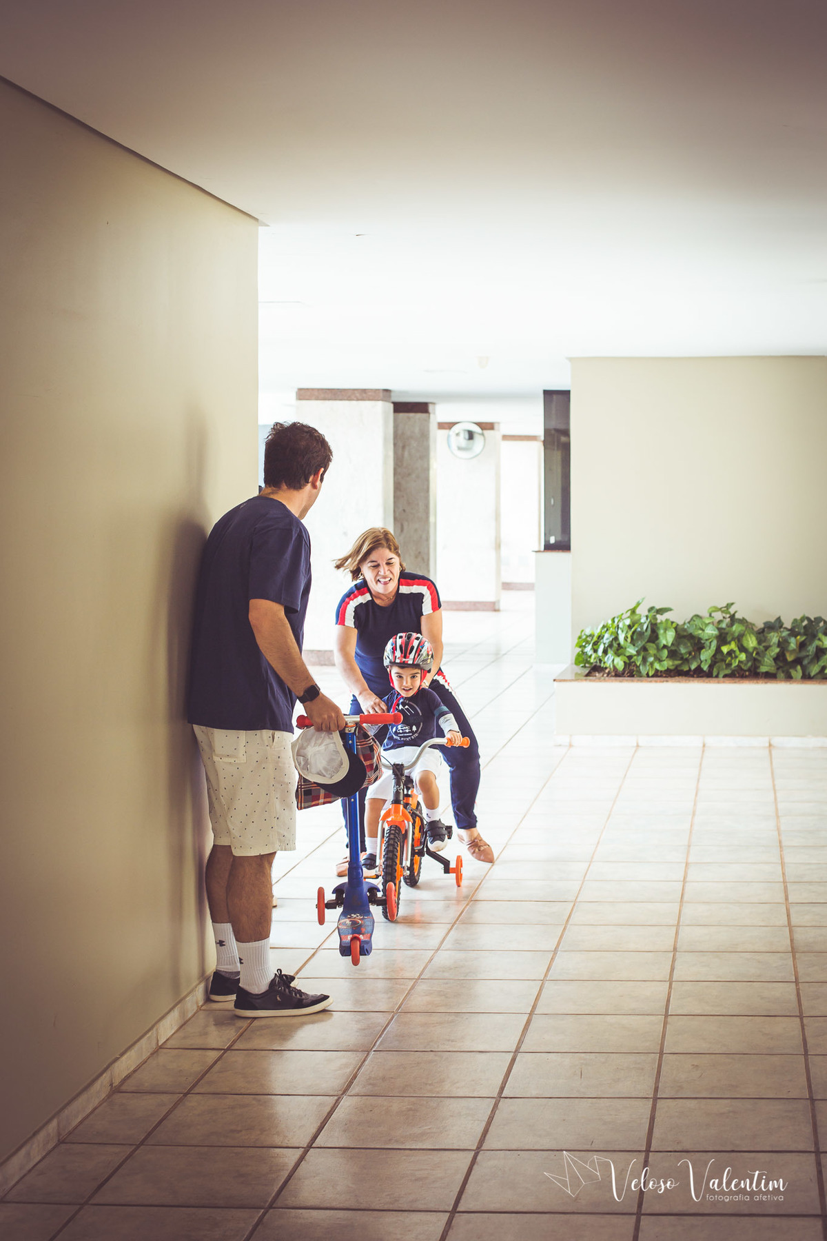 ensaio família em casa bebê irmão mais velho apartamento fotografia de família book família Brasília DF avós papai e mamãe bicicleta plano piloto pilotis