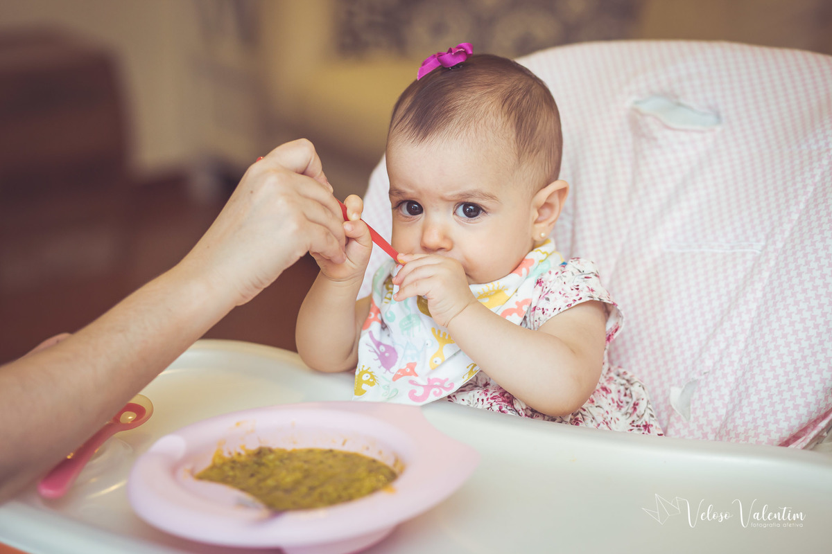 ensaio família em casa bebê irmão mais velho apartamento fotografia de família book família Brasília DF avós papai e mamãe introdução alimentar