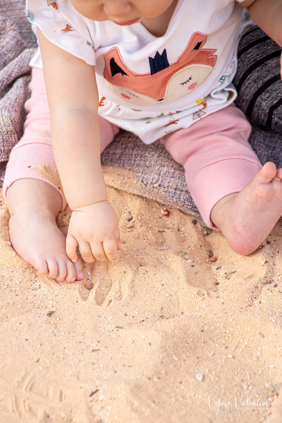 ensaio acompanhamento do primeiro ano do bebê Laura 9 meses ensaio externo ao ar livre com a família  parque de Taguatinga Brasília DF parquinho picnic areia
