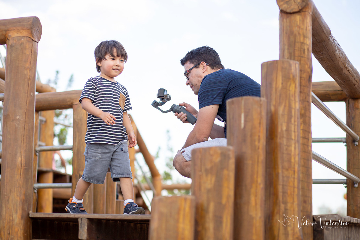 ensaio acompanhamento do primeiro ano do bebê Laura 9 meses ensaio externo ao ar livre com a família  parque de Taguatinga Brasília DF parquinho picnic pai e filho