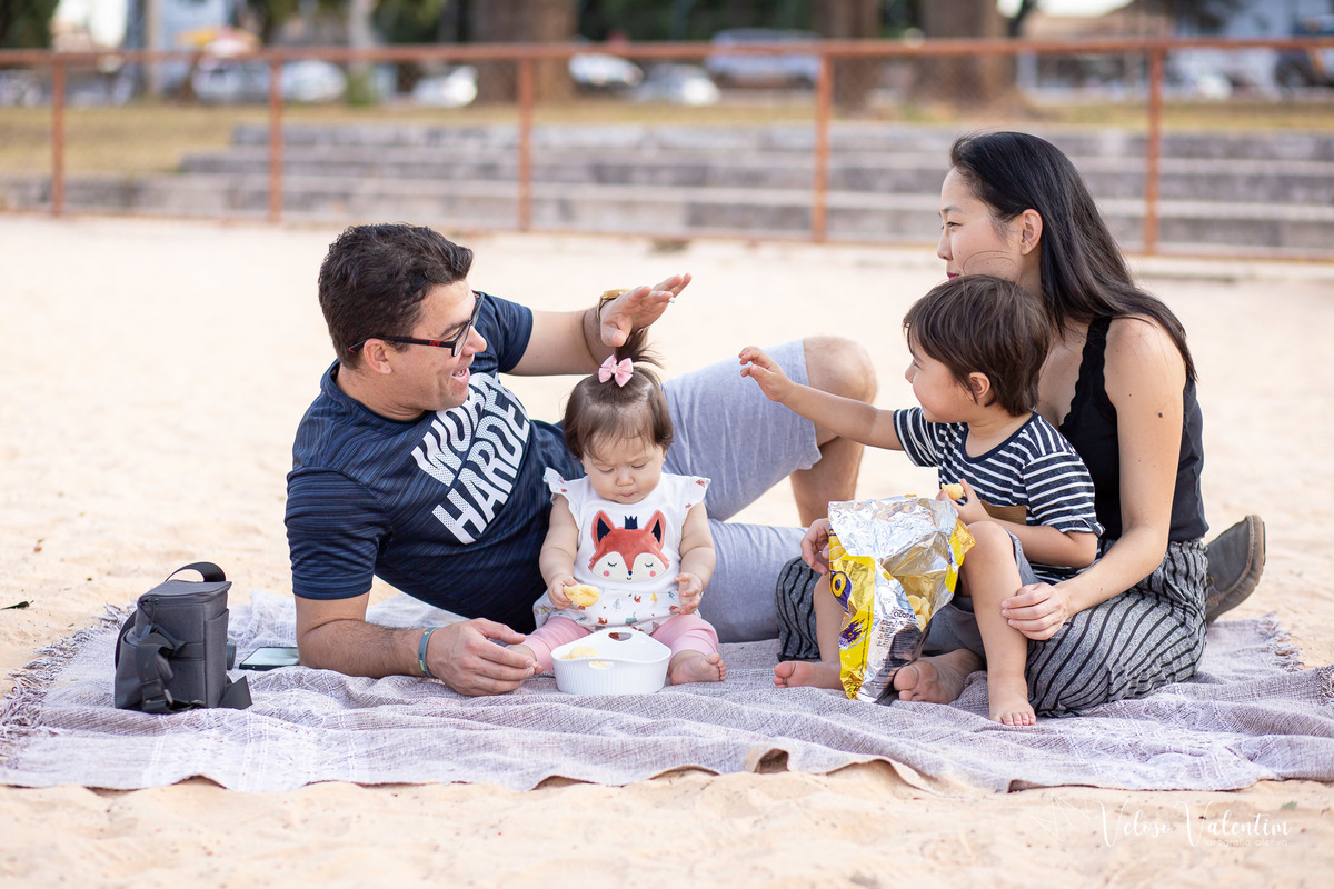 ensaio acompanhamento do primeiro ano do bebê Laura 9 meses ensaio externo ao ar livre com a família  parque de Taguatinga Brasília DF parquinho picnic 
