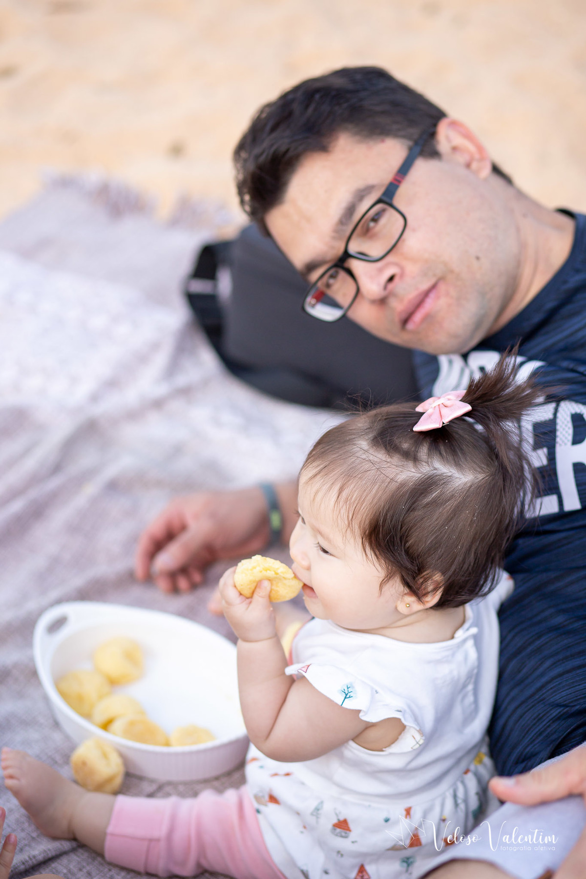 ensaio acompanhamento do primeiro ano do bebê Laura 9 meses ensaio externo ao ar livre com a família  parque de Taguatinga Brasília DF parquinho picnic pai e filha