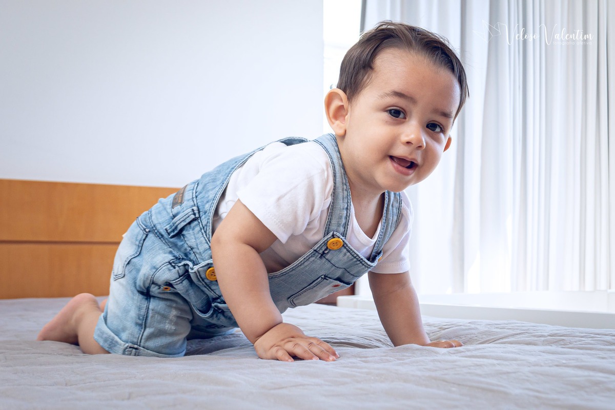 ensaio acompanhamento do primeiro ano do bebê Gabriel 12 meses em casa com a família ao ar livre engatinhando pai mãe avós ensaio família acompanhamento mensal fotográfico Brasília DF