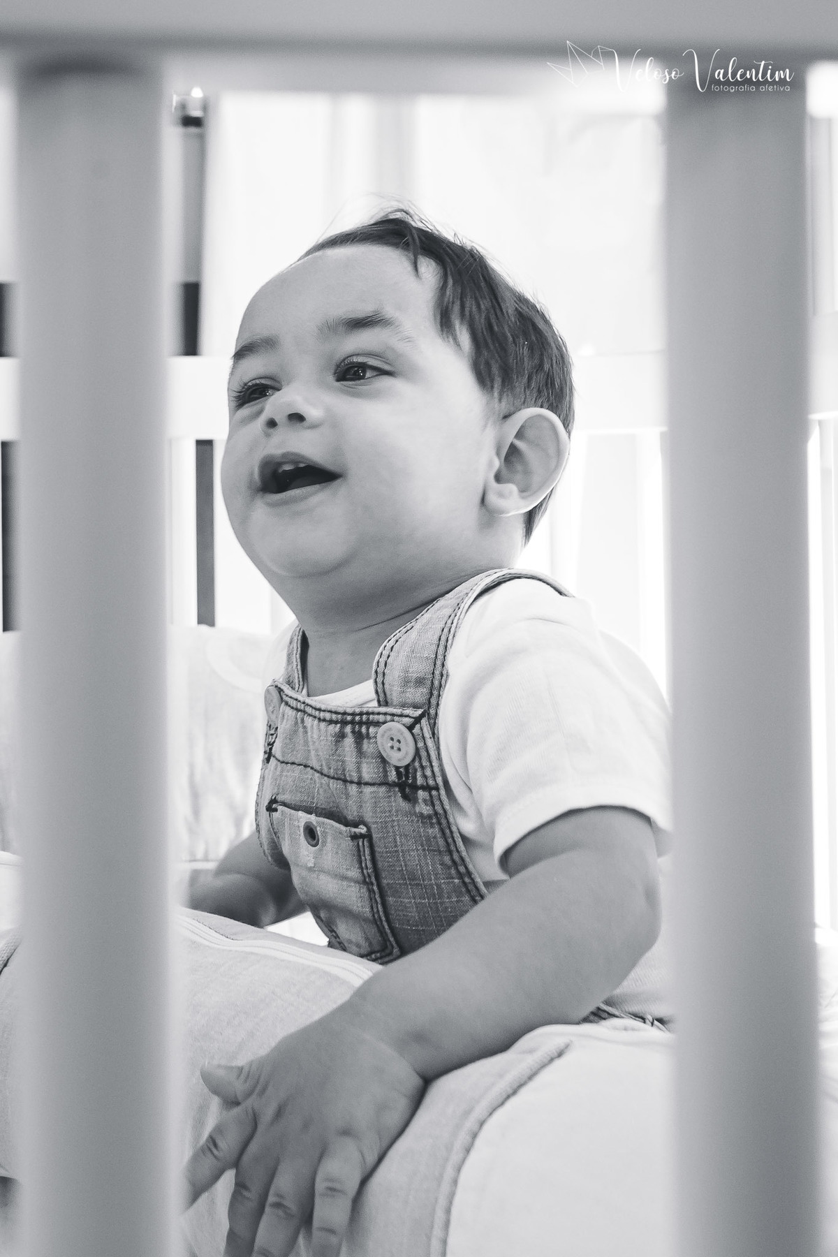 ensaio acompanhamento do primeiro ano do bebê Gabriel 12 meses em casa com a família ao ar livre engatinhando pai mãe avós ensaio família acompanhamento mensal fotográfico Brasília DF bebê ficando em pé