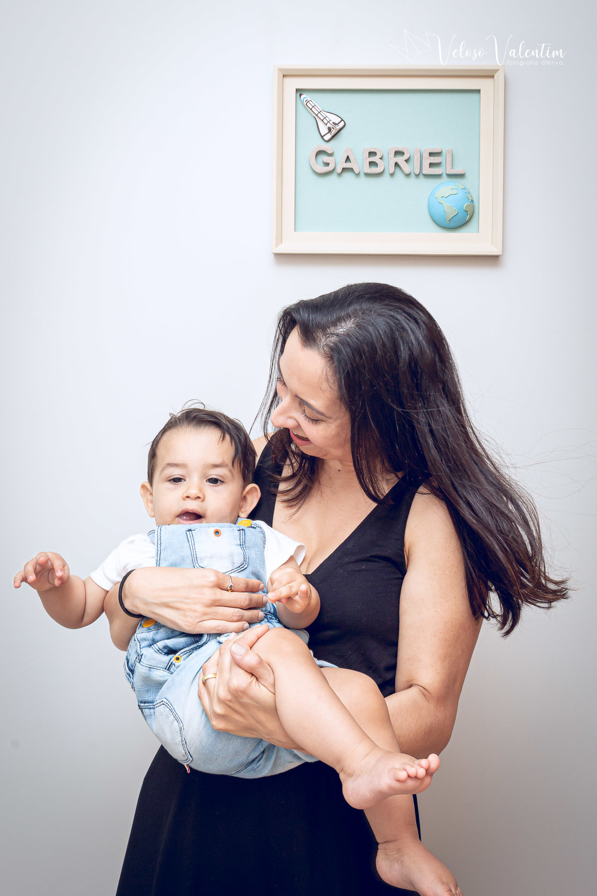 ensaio acompanhamento do primeiro ano do bebê Gabriel 12 meses em casa com a família ao ar livre engatinhando pai mãe avós ensaio família acompanhamento mensal fotográfico Brasília DF no colo da mãe