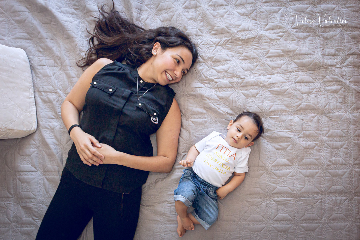 ensaio acompanhamento do primeiro ano do bebê Gabriel 12 meses em casa com a família ao ar livre engatinhando pai mãe avós ensaio família acompanhamento mensal fotográfico Brasília DF deitado com a mãe