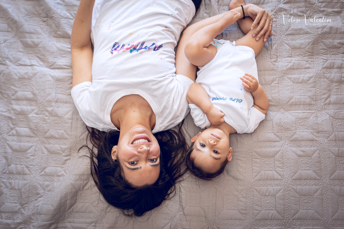 ensaio acompanhamento do primeiro ano do bebê Gabriel 12 meses em casa com a família ao ar livre engatinhando pai mãe avós ensaio família acompanhamento mensal fotográfico Brasília DF