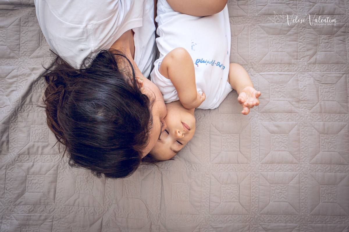 ensaio acompanhamento do primeiro ano do bebê Gabriel 12 meses em casa com a família ao ar livre engatinhando pai mãe avós ensaio família acompanhamento mensal fotográfico Brasília DF